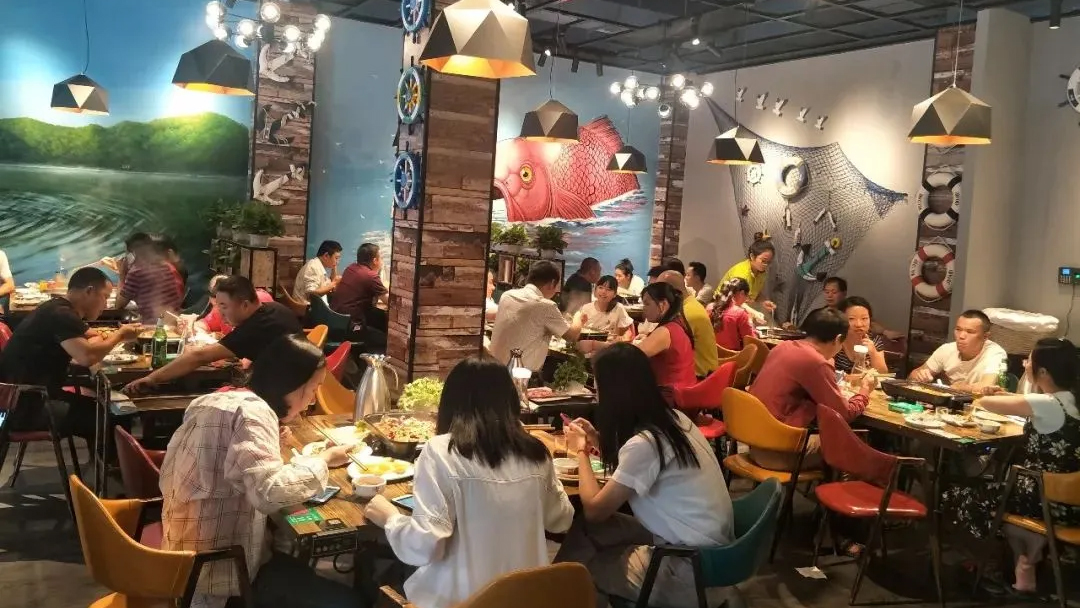 小长假京城热门餐馆被“挤爆” 餐饮消费掀起巨浪